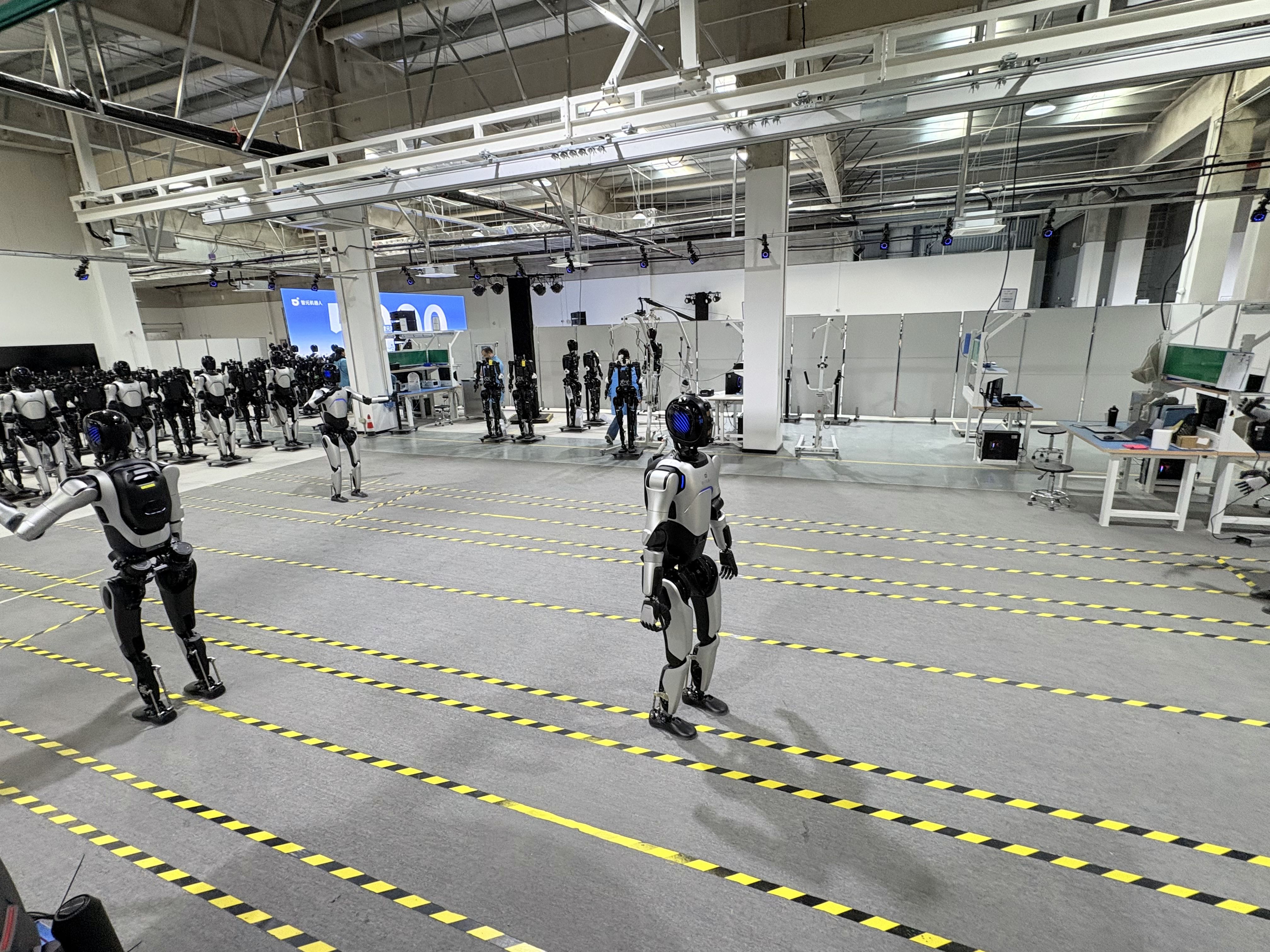 远征系列机器人正在工厂进行测试	。图片来源：乔心怡